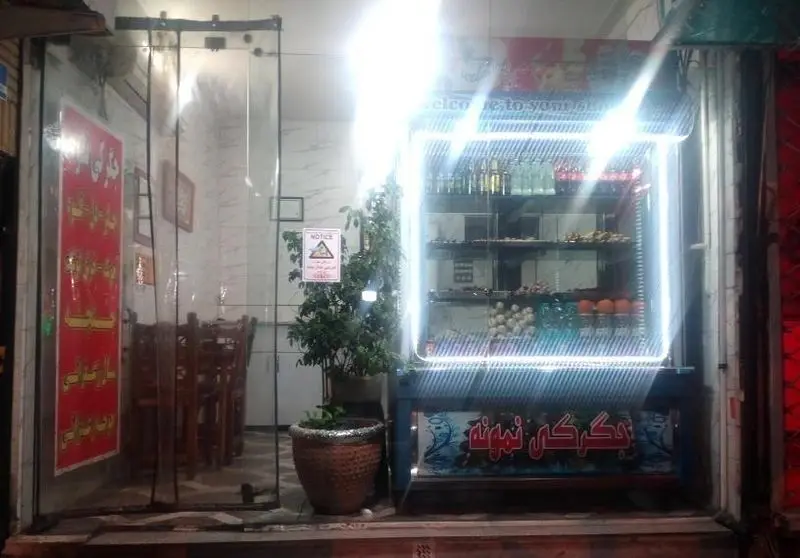 نمای بیرونی مغازه جگرکی نمونه، شامل ویترین روشن با نوشیدنی و کباب جگر، ورودی شیشه ای و فضای داخلی با میز و صندلی