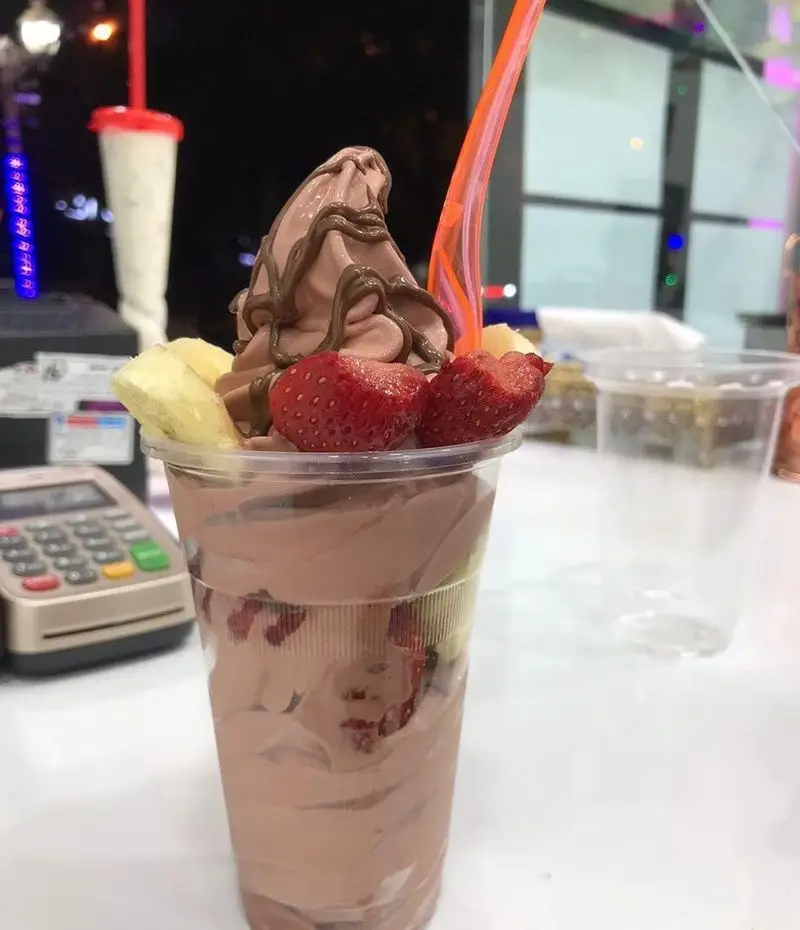 بستنی سافت سرو شکلاتی نوتلالند با توت فرنگی و موز تازه، دسری خنک و لذیذ از کافه بستنی ایتالیایی نوتلالند.