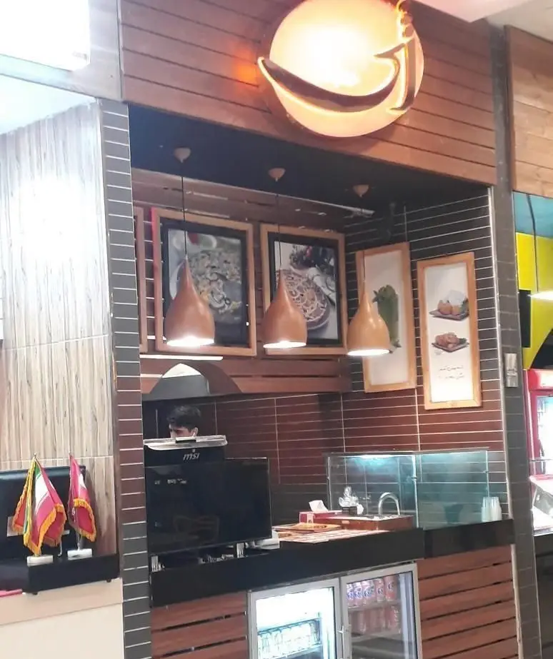 نمای داخلی شیک فست فود پوپو با دکوراسیون چوبی مدرن، تابلوهای منوی غذا و نورپردازی زیبا، آماده پذیرایی از مشتریان.