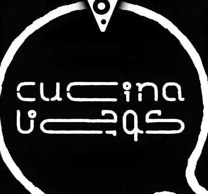 لوگوی خلاقانه و هنری برند کوچینا پیتزا به رنگ‌های سیاه و سفید، نشان‌دهنده تخصص در پیتزاهای خوشمزه و غذای ایتالیایی مدرن و باکیفیت برای فست‌فود و رستوران.