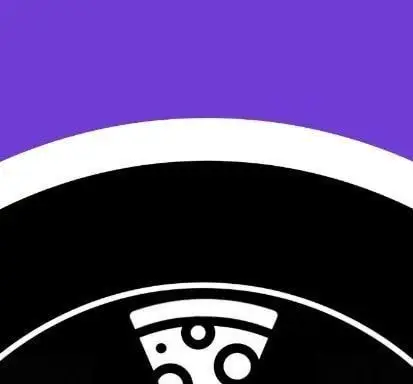 تصویری از لوگوی خاص و جذاب کوچینا پیتزا شامل یک برش پیتزای سفید در پس زمینه مشکی و ارغوانی. نماد کیفیت غذایی.