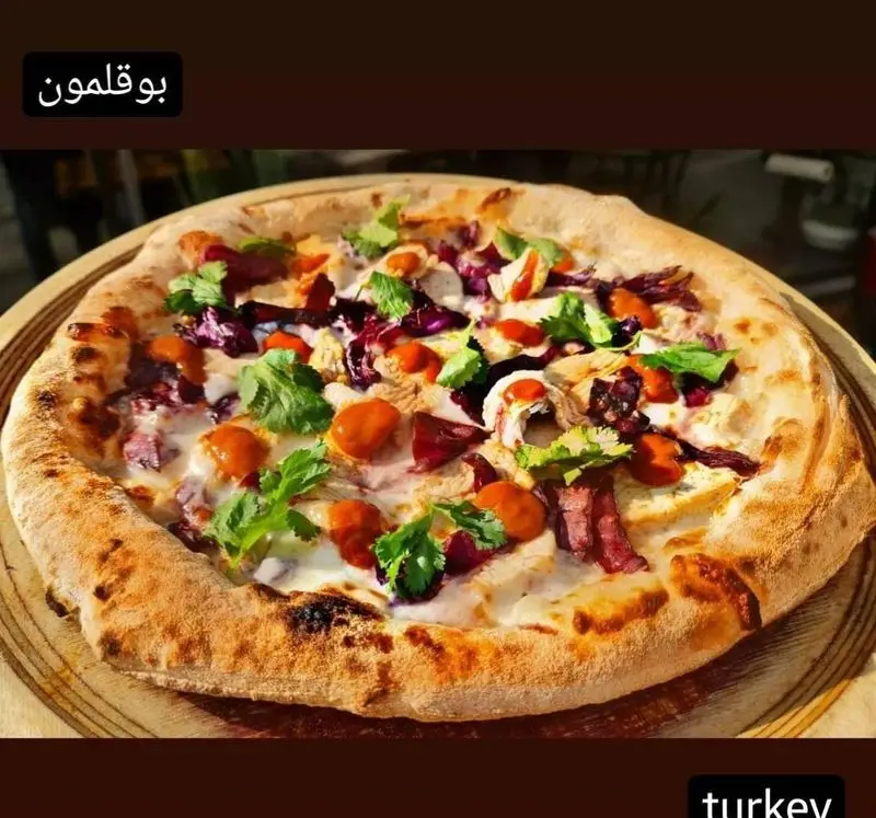 پیتزا بوقلمون لاکچری کوچینا پیتزا با سس مخصوص، پنیر، کلم قرمز، سبزیجات تازه و نان برشته؛ انتخابی عالی.