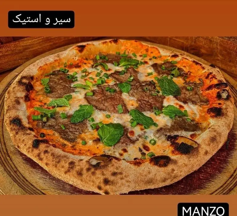 پیتزا استیک و سیر خوشمزه کوچینا پیتزا، پیتزا گوشت لذیذ با چاشنی‌های تازه و خمیر پخت‌شده عالی. بهترین انتخاب برای شام.