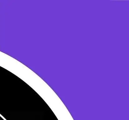 بخشی از طرح بصری و لوگوی منحصربفرد کوچینا پیتزا، با رنگ بنفش چشم‌نواز و المان‌های سیاه و سفید، نشان‌دهنده هویت برند پیتزا و فست‌فود.