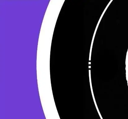 طراحی هنری انتزاعی با اشکال بنفش، سیاه و سفید، نمایانگر مسیر خلاقیت و کیفیت در پیتزاهای لذیذ کوچینا پیتزا.