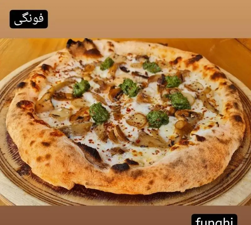 پیتزا فونگی قارچ خوشمزه و داغ کوچینا پیتزا با سس سفید و پستو، مناسب برای سفارش آنلاین از بهترین رستوران ایتالیایی. لذت غذای اصیل.