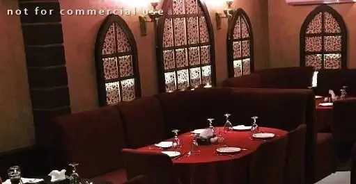 فضای داخلی شیک و دنج کافه رستوران بوردین، رستوران ایرانی با میزهای چیده شده و صندلی های راحت، مناسب برای تجربه ای دلنشین.