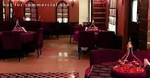 محیط گرم و دلنشین کافه رستوران بوردین، یک رستوران ایرانی اصیل با دکوراسیونی خاص و میزهای آماده برای سرو انواع غذا و نوشیدنی.