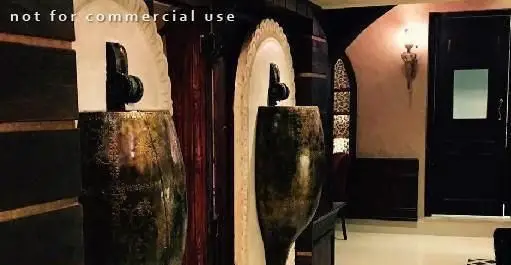 فضای داخلی شیک و لوکس رستوران ایرانی بوردین با دکوراسیون سنتی و خاص، شامل آبنماهای دکوراتیو و نورپردازی گرم، محیطی دلنشین.