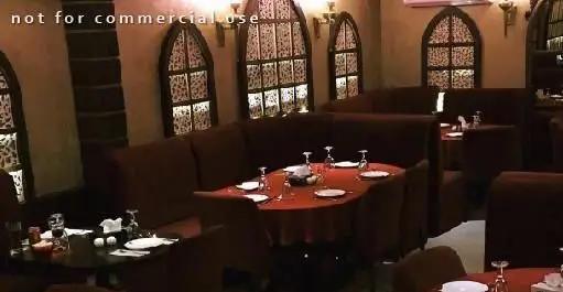 فضای داخلی لوکس و دلنشین رستوران ایرانی کافه رستوران بوردین، با میزها و صندلی‌های چیدمان شده برای میزبانی مهمانان.