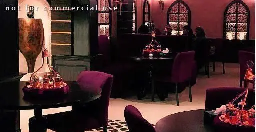 کافه رستوران ایرانی بوردین، فضایی دنج و شیک با دکوراسیون منحصر به فرد، میز و صندلی‌های راحتی بنفش برای مهمانی‌ها و قرارهای شما.