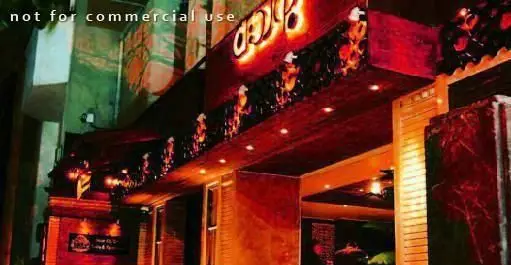 تصویری از نمای شبانه کافه رستوران ایرانی بوردین با نورپردازی گرم و دکوراسیون سنتی، فضایی دلنشین برای تجربه غذاهای اصیل ایرانی.