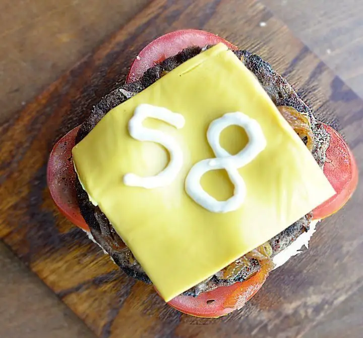 برگر ویژه برگر ۱۳۵۸ با پنیر زرد درخشان و عدد ۵۸ تزئین شده با سس سفید، نشان‌دهنده اصالت و طعم بی‌نظیر این مجموعه.