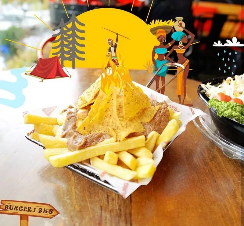یک وعده غذای خاص از برگر ۱۳۵۸: سیب زمینی سرخ کرده و ناچو با سس گوشت، دیزاین شده با تم کمپینگ و آفریقایی. مناسب دوستداران ماجراجویی.