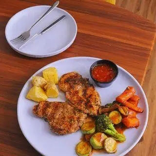 تصویری از غذای سالم و رژیمی در کافه بینج: سینه مرغ گریل شده با سبزیجات تازه، بروکلی، هویج و سیب زمینی، انتخابی ایده‌آل برای یک ناهار مقوی.