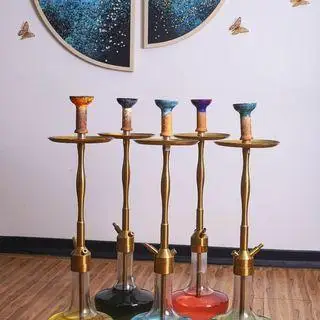 قلیان‌های مدرن و رنگارنگ کافه بینج، آماده برای دورهمی‌های صمیمی و تجربه‌ای دلنشین در فضایی دلپذیر.