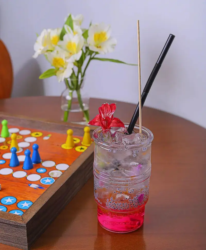 نوشیدنی خوش‌رنگ و خنک کافه بینج، همراه با تخته بازی مهیج؛ فضایی دلنشین برای دورهمی‌های دوستانه در کافه بینج.