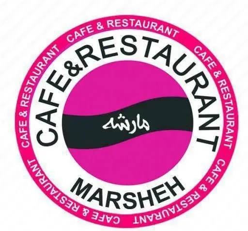 لوگوی کافه و رستوران فست فود مارشه (MARSHEH) با طراحی دایره‌ای صورتی و سفید، شامل نوشته 'CAFE & RESTAURANT' و نام تجاری به فارسی و انگلیسی.