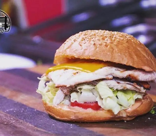 یک ساندویچ همبرگر مرغ گریل‌شده با تخم‌مرغ نیمرو، پنیر، کاهو، گوجه و سس ویژه از رستوران بان کو.