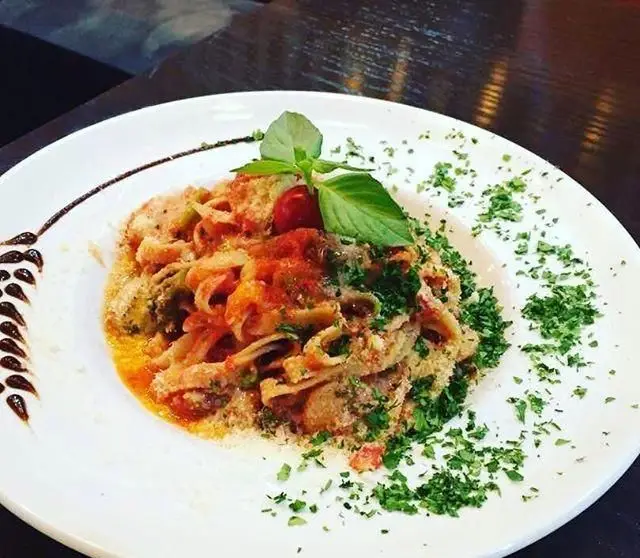 بشقاب پاستا لذیذ با سس گوجه، پنیر و سبزیجات تازه در رستوران بان کو؛ تجربه غذای ایتالیایی اصیل و خوشمزه.