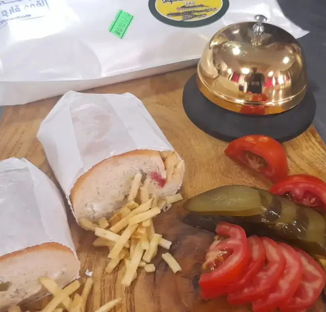 ساندویچ‌های ویژه و خوش‌طعم فود شادان با سیب‌زمینی سرخ‌کرده، گوجه و خیارشور، از رستوران غذای خونگی فود شادان.