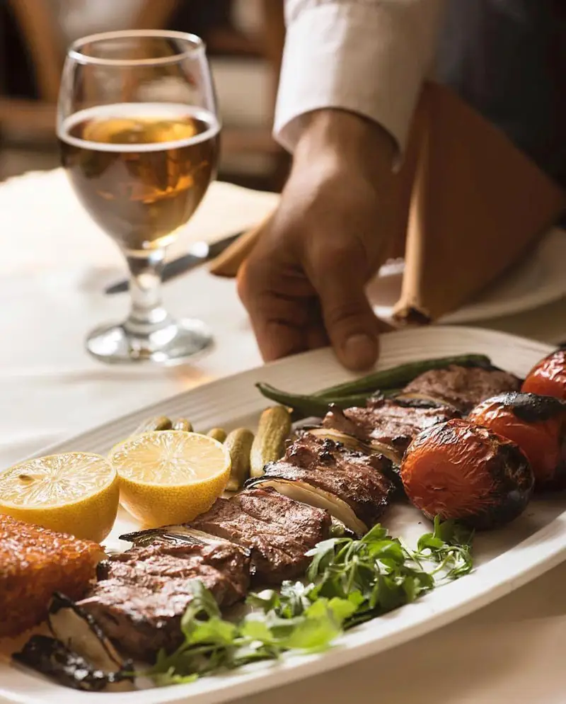 میزبان شما در رستوران نایب وزرا، با سرو کباب چرب و لذیذ ایرانی همراه نوشیدنی، تجربه‌ای خاطره‌انگیز از غذای اصیل.