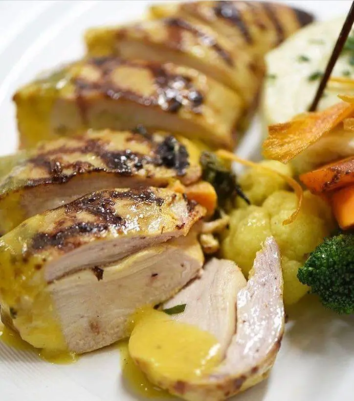 غذای خوشمزه و مجلل از رستوران نایب وزرا: سینه مرغ گریل شده با سس زعفرانی، همراه سبزیجات تازه و دورچین‌های رنگی. مناسب ناهار و شام. کیفیت عالی.