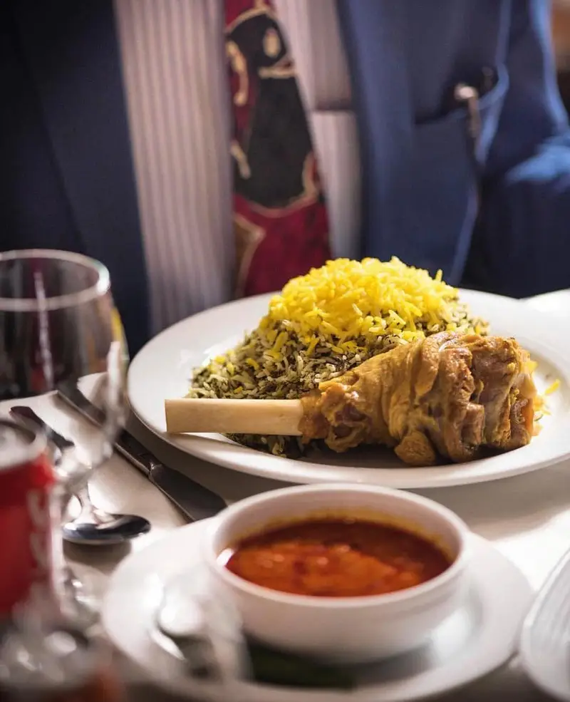 میز شام در رستوران نایب وزرا با چلو ماهیچه یا چلو گوشت اعلا، برنج زعفرانی و سبزی پلو، تجربه‌ای به یاد ماندنی از غذای ایرانی