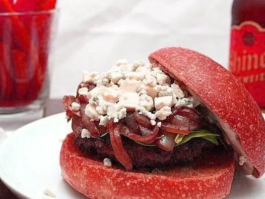 همبرگر لذیذ با نان قرمز، پیاز کاراملی و پنیر بلو چیز. کشف طعم‌های جدید در منوی متنوع بستنی ایوب!