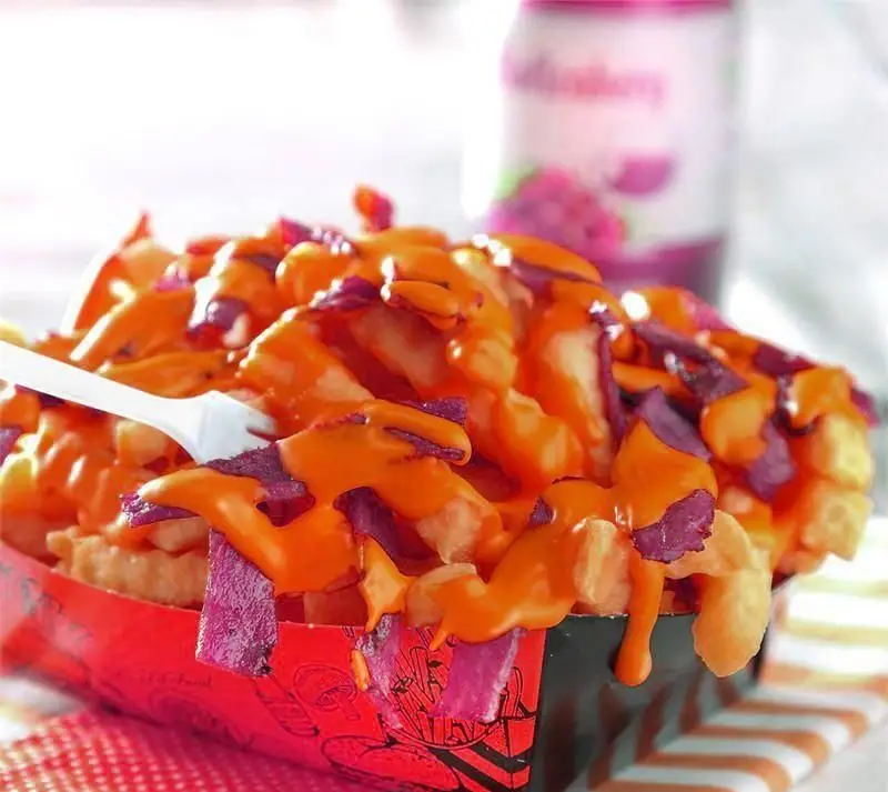 سیب‌زمینی سرخ‌کرده خاص و پرملات بستنی ایوب با سس پنیر نارنجی و تکه‌های چیپس بنفش. طعمی بی‌نظیر برای هر سلیقه.