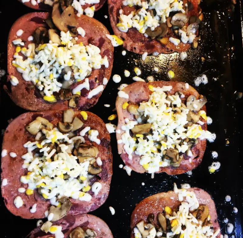 فلافل‌های پیتزایی لذیذ فلافل نیم متری بابی با قارچ، پنیر رنده شده و ذرت، آماده طبخ برای مشتریان عزیز.