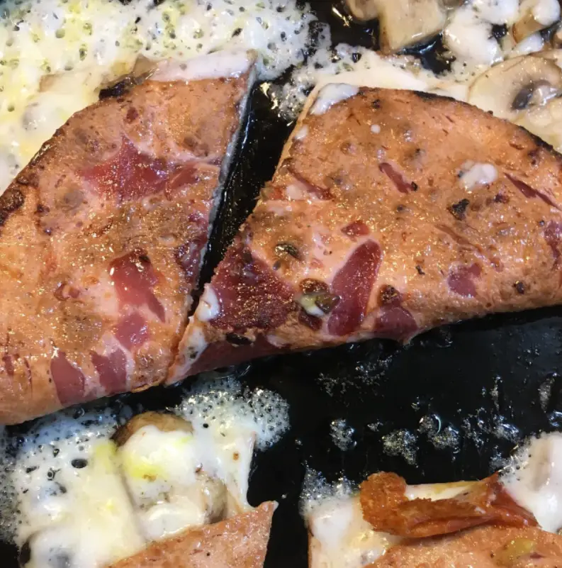 ساندویچ بزرگ و لذیذ بابی: نان برشته با تکه‌های گوشت قرمز و پنیر آب شده، در حال گریل شدن با قارچ. فلافل نیم متری بابی.