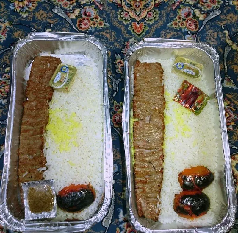 چلو کباب کوبیده اصیل ایرانی رستوران حاج نظر با برنج زعفرانی، کره، گوجه کبابی و سماق. غذای خانگی خوشمزه و باکیفیت.