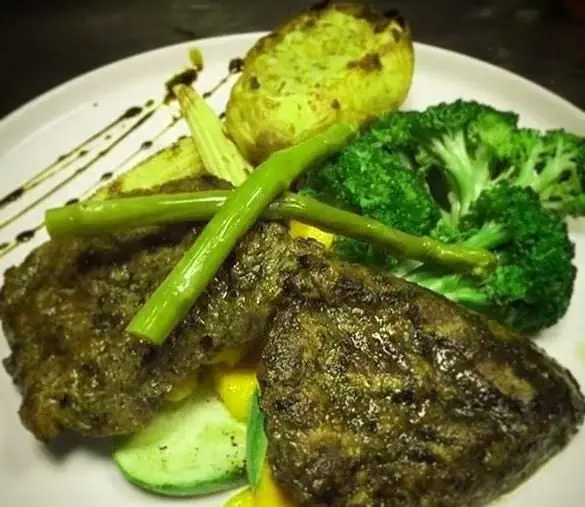 غذای اصلی رستوران فرنگی راگالند: استیک گریل شده با سس مخصوص، سیب زمینی تنوری، بروکلی بخارپز و مارچوبه تازه.