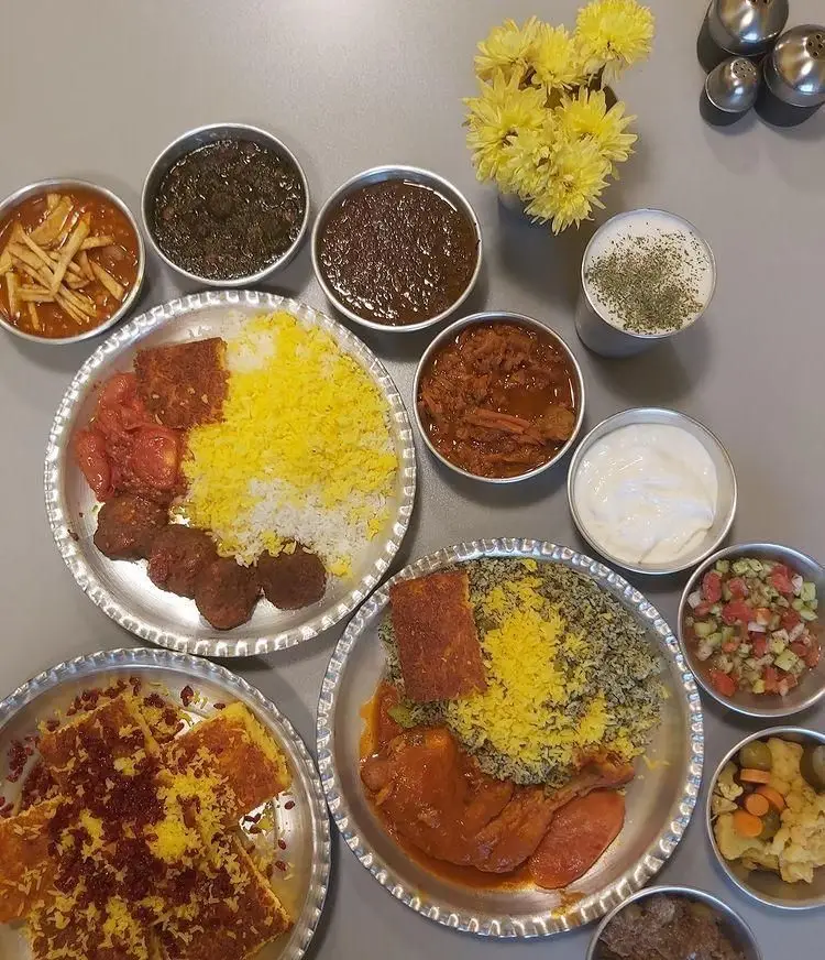 سفره رنگین و متنوع رستوران سید جلال شامل کباب، خورشت‌های اصیل ایرانی، پلو زعفرانی و ته دیگ خوشمزه برای ناهار.