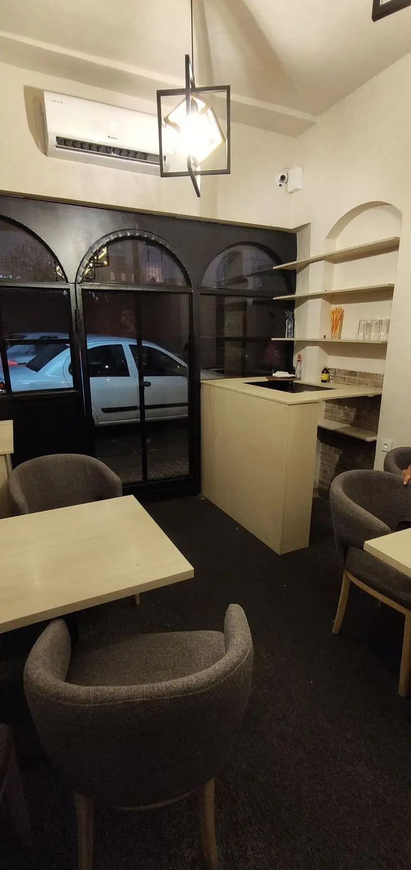 فضای داخلی رستوران سید جلال با دکوراسیون مدرن و شیک، شامل میز و صندلی‌های راحت، پنجره‌های بزرگ و محیطی آرام و دنج برای مشتریان.