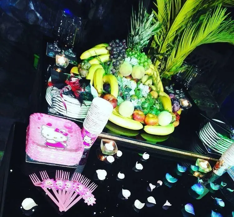 چیدمان شیک و جذاب سفره میوه و تم تولد کیتی صورتی برای مراسم و جشن ها در سرای سنتی ماهور. میوه آرایی تازه و ظروف یکبار مصرف.