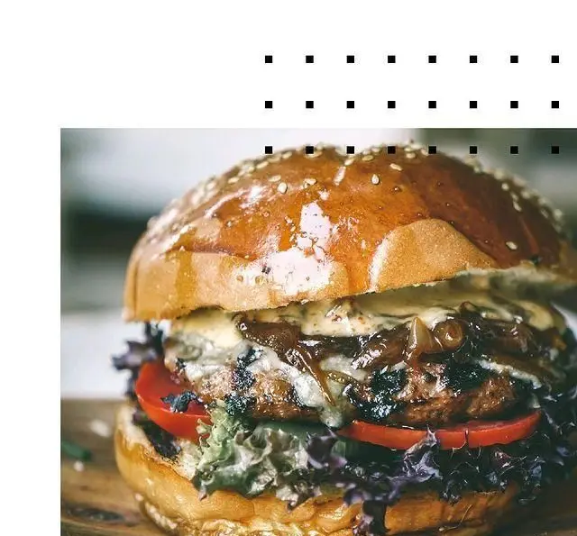 یک همبرگر لذیذ و آبدار با پنیر ذوب شده و پیاز کاراملی از منوی کافه لوما. بهترین انتخاب برای یک وعده غذایی عالی در کافه.