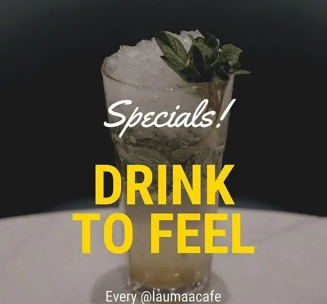 تصویر نوشیدنی ویژه و خنک کافه لوما. یک لیوان پر از یخ، نعناع تازه و طعم‌دهنده‌های منحصر به فرد برای حسی عالی. از @laumaacafe.