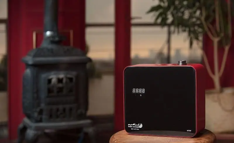 دستگاه خوشبو کننده هوای AITAY قرمز و مشکی آرورایحه، با طراحی مدرن و نمایشگر دیجیتال برای عطرافشانی محیط منزل و کسب و کار.