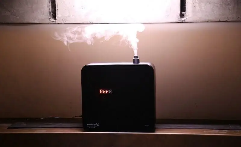 دستگاه خوشبو کننده هوا و دیفیوزر اسانس آرورایحه با طراحی مشکی شیک و صفحه نمایش دیجیتال، مناسب برای ایجاد رایحه دلپذیر در محیط.