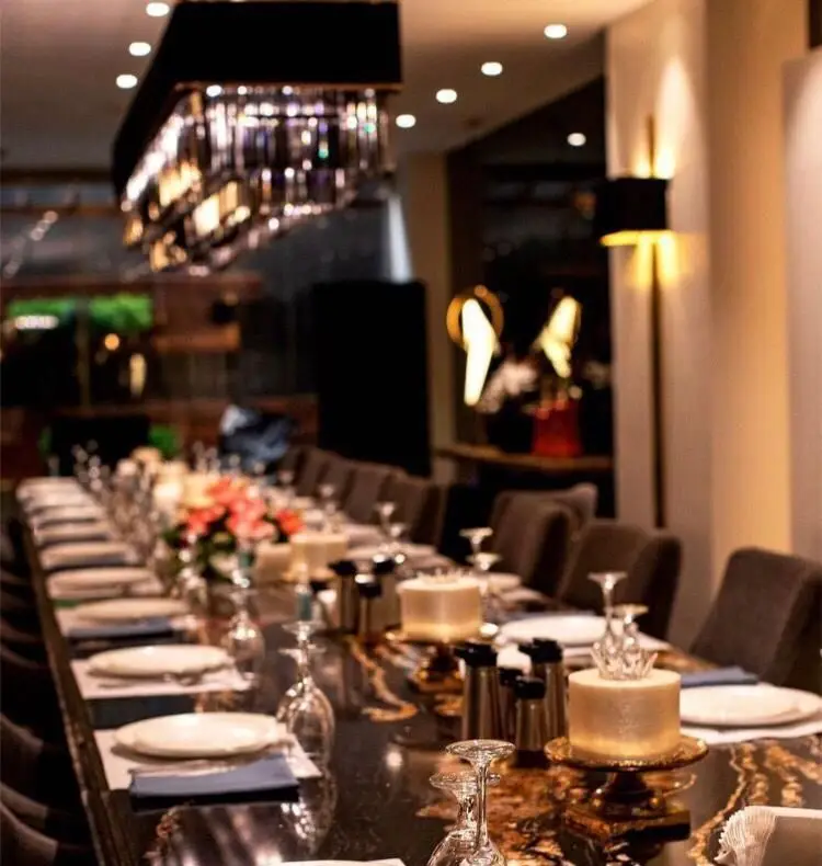 میز شام بلند و لوکس رستوران تاج محل، آماده برای مهمانی‌ها و رویدادهای خاص با دکوراسیون مجلل و فضای دلنشین.