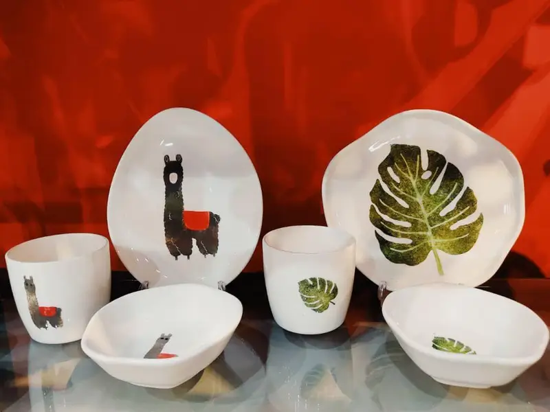 مجموعه نفیس ظروف سرامیکی سفید با نقوش جذاب لاما و برگ سبز مونسترا شامل بشقاب، کاسه و لیوان، عرضه در فروشگاه کتاب داربوک.