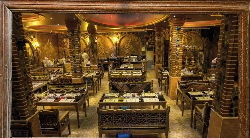 نمای داخلی رستوران سنتی کندیمیز، مکانی اصیل با معماری سنتی ایرانی، مبلمان چوبی نفیس و محیطی آرام برای تجربه غذاخوری خاص.