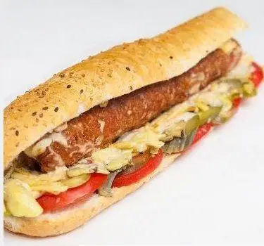 ساندویچ ویژه گوشت کبابی بلند و خوشمزه پیتزا اروند، تهیه شده با نان باگت تازه، گوجه، خیارشور و سس مخصوص. بهترین فست فود.