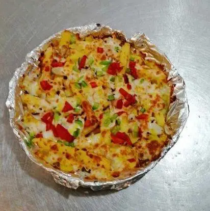 پیتزا اروند تقدیم می‌کند: سیب زمینی سرخ کرده غرق در پنیر با فلفل دلمه‌ای، یک فست فود عالی و متفاوت برای تجربه طعم بی‌نظیر.