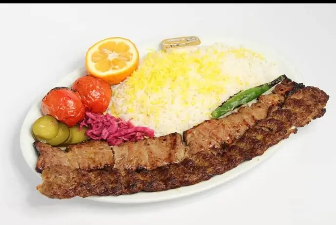 کباب برگ و کوبیده رستوران معلم، غذای اصیل ایرانی با برنج زعفرانی، گوجه کبابی، فلفل، خیارشور و لیمو.