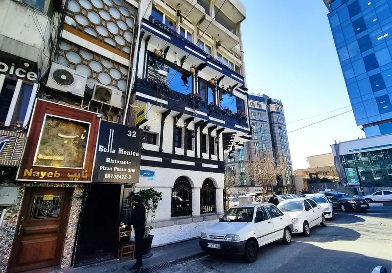 تصویری از نمای خارجی رستوران ایتالیایی بلامونیکا (Bella Monica) با پیتزا، پاستا و گریل، بالکن‌های تزئین شده در خیابان ۳۲ تهران