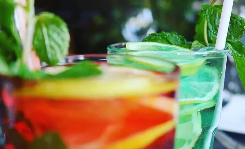 نوشیدنی‌های خنک موهیتو و کوکتل میوه‌ای با لیمو و نعنا در رستوران ایتالیایی بلامونیکا، طعمی تازه و دلنشین.