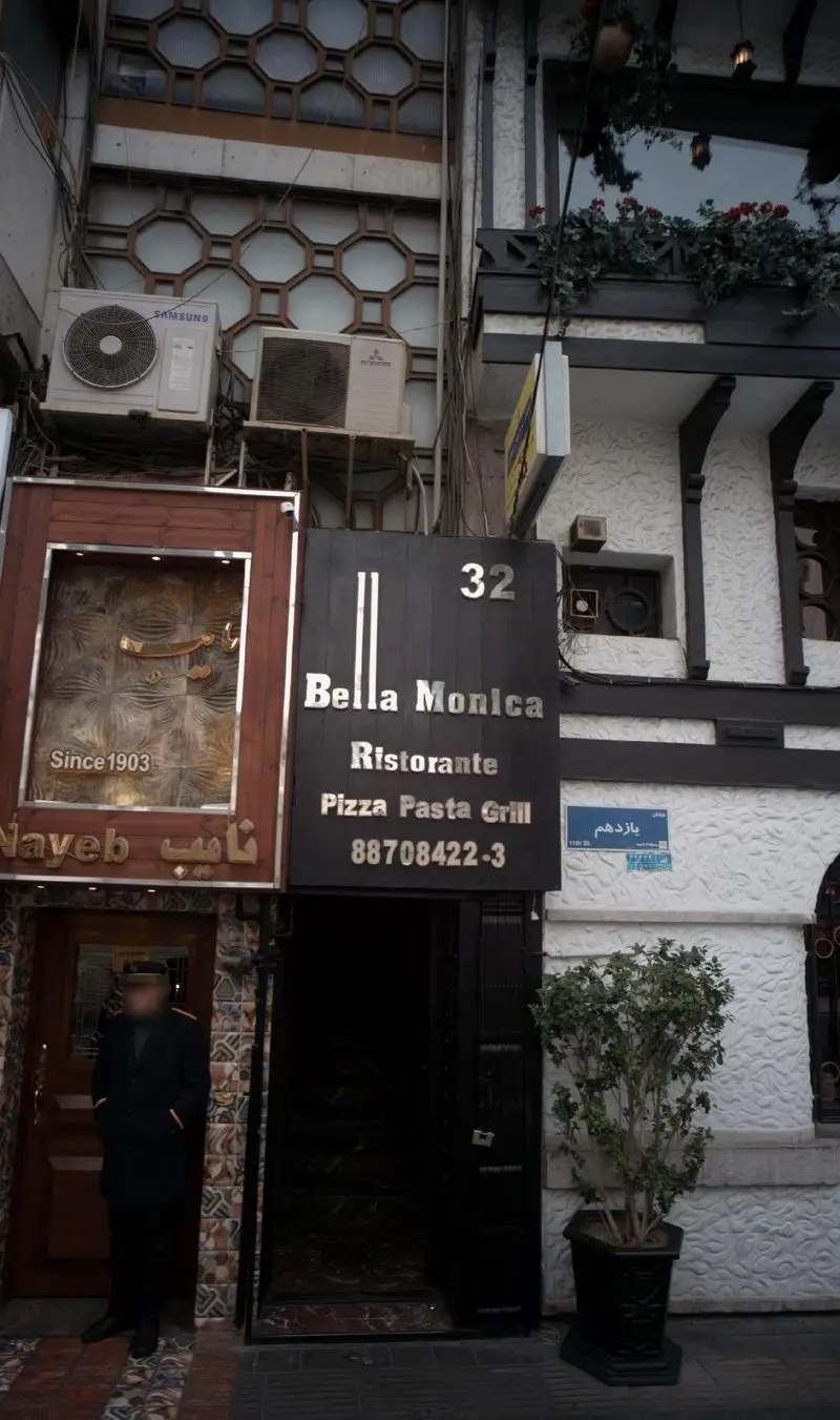 رستوران ایتالیایی بلامونیکا با تابلوی مشخص و شماره ۳۲ در نمای بیرونی ساختمان، ارائه دهنده پیتزا، پاستا و گریل.